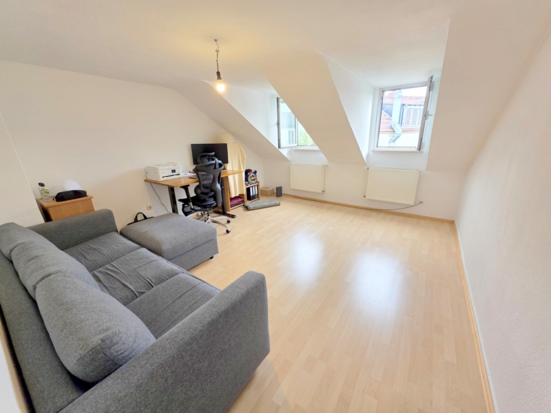 Gemütliche kleine 2-Zimmer Dachgeschoss Wohnung inkl. EBK gg.Abstand – Top Nordendlage bei Berger Straße