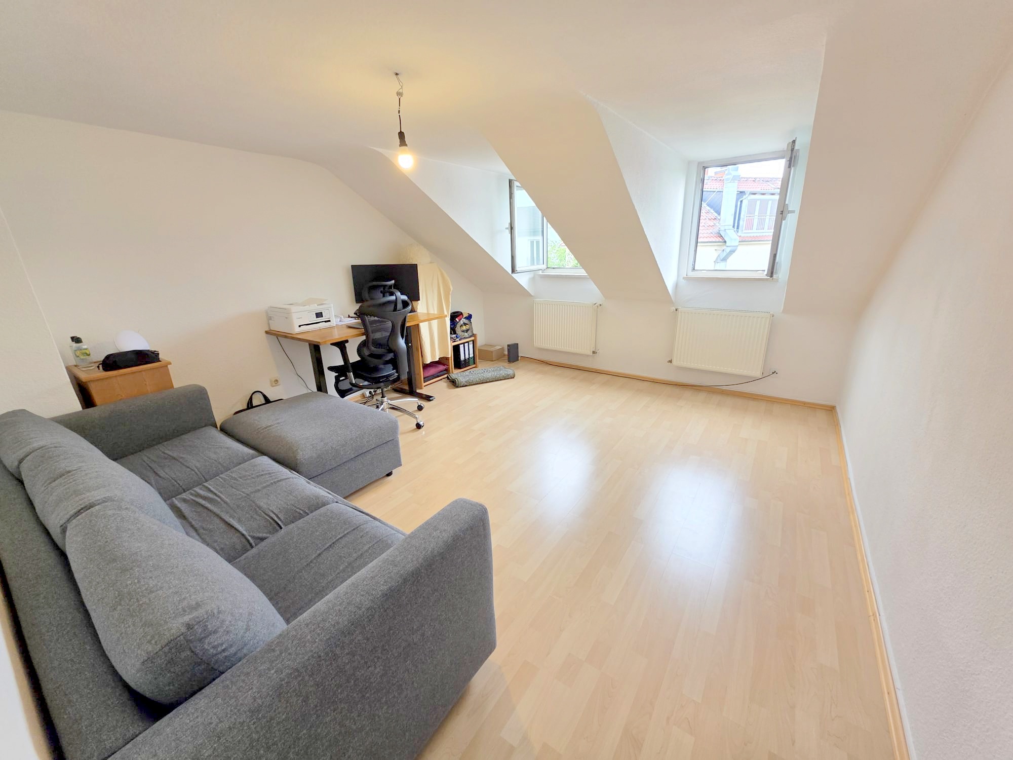 Gemütliche kleine 2-Zimmer Dachgeschoss Wohnung inkl. EBK gg.Abstand – Top Nordendlage bei Berger Straße