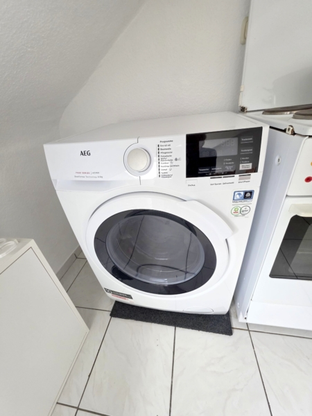 Gemütliche kleine 2-Zimmer Dachgeschoss Wohnung inkl. EBK gg.Abstand – Top Nordendlage bei Berger Straße