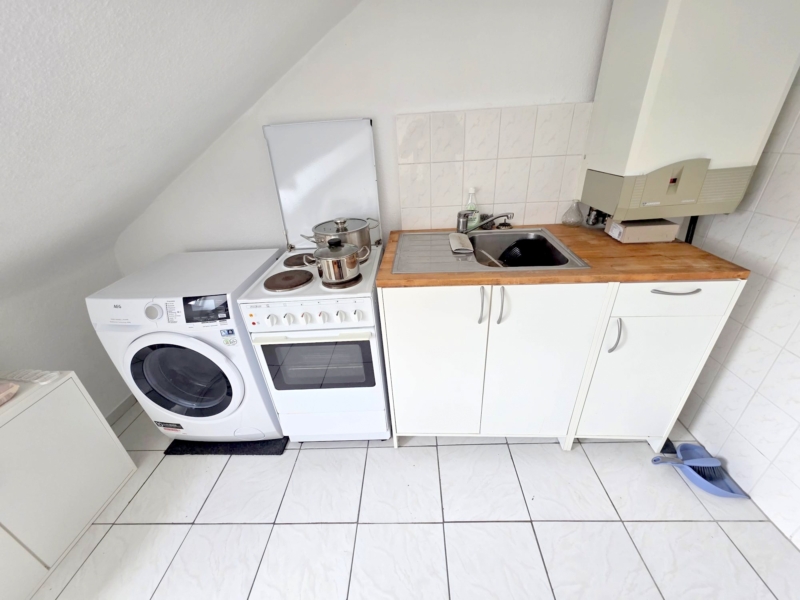 Gemütliche kleine 2-Zimmer Dachgeschoss Wohnung inkl. EBK gg.Abstand – Top Nordendlage bei Berger Straße