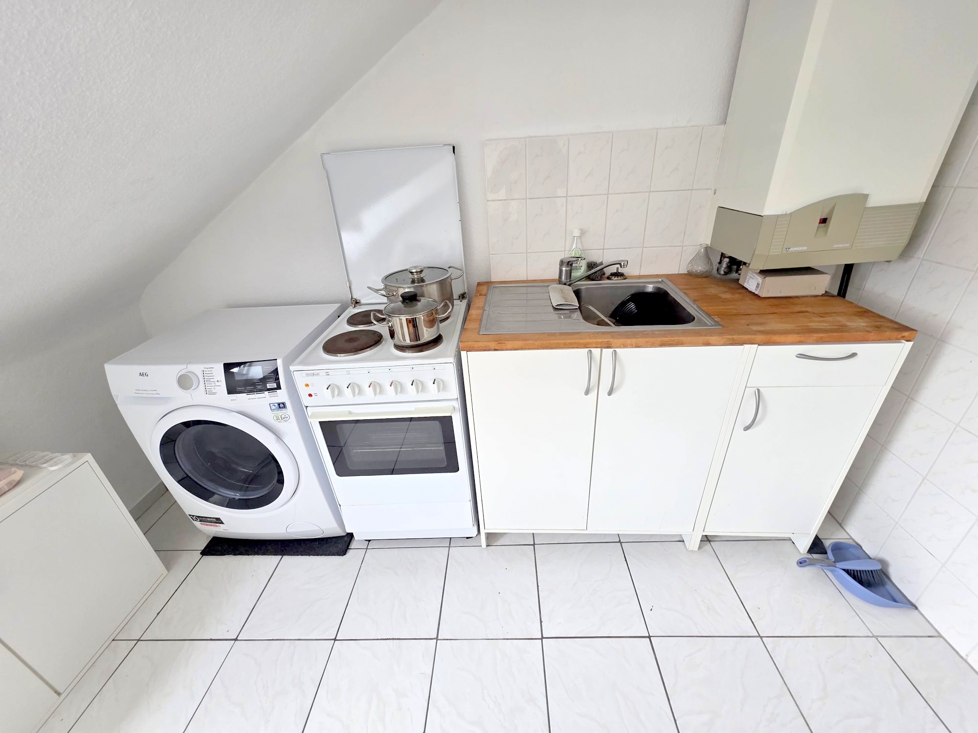 Gemütliche kleine 2-Zimmer Dachgeschoss Wohnung inkl. EBK gg.Abstand – Top Nordendlage bei Berger Straße