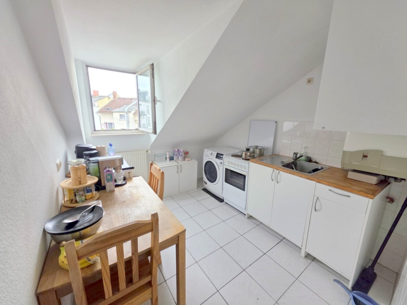 Gemütliche kleine 2-Zimmer Dachgeschoss Wohnung inkl. EBK gg.Abstand – Top Nordendlage bei Berger Straße
