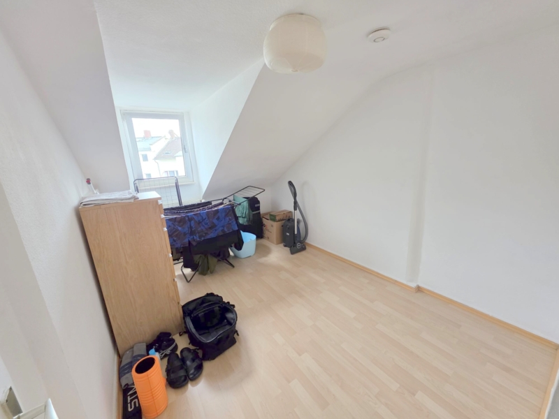 Gemütliche kleine 2-Zimmer Dachgeschoss Wohnung inkl. EBK gg.Abstand – Top Nordendlage bei Berger Straße
