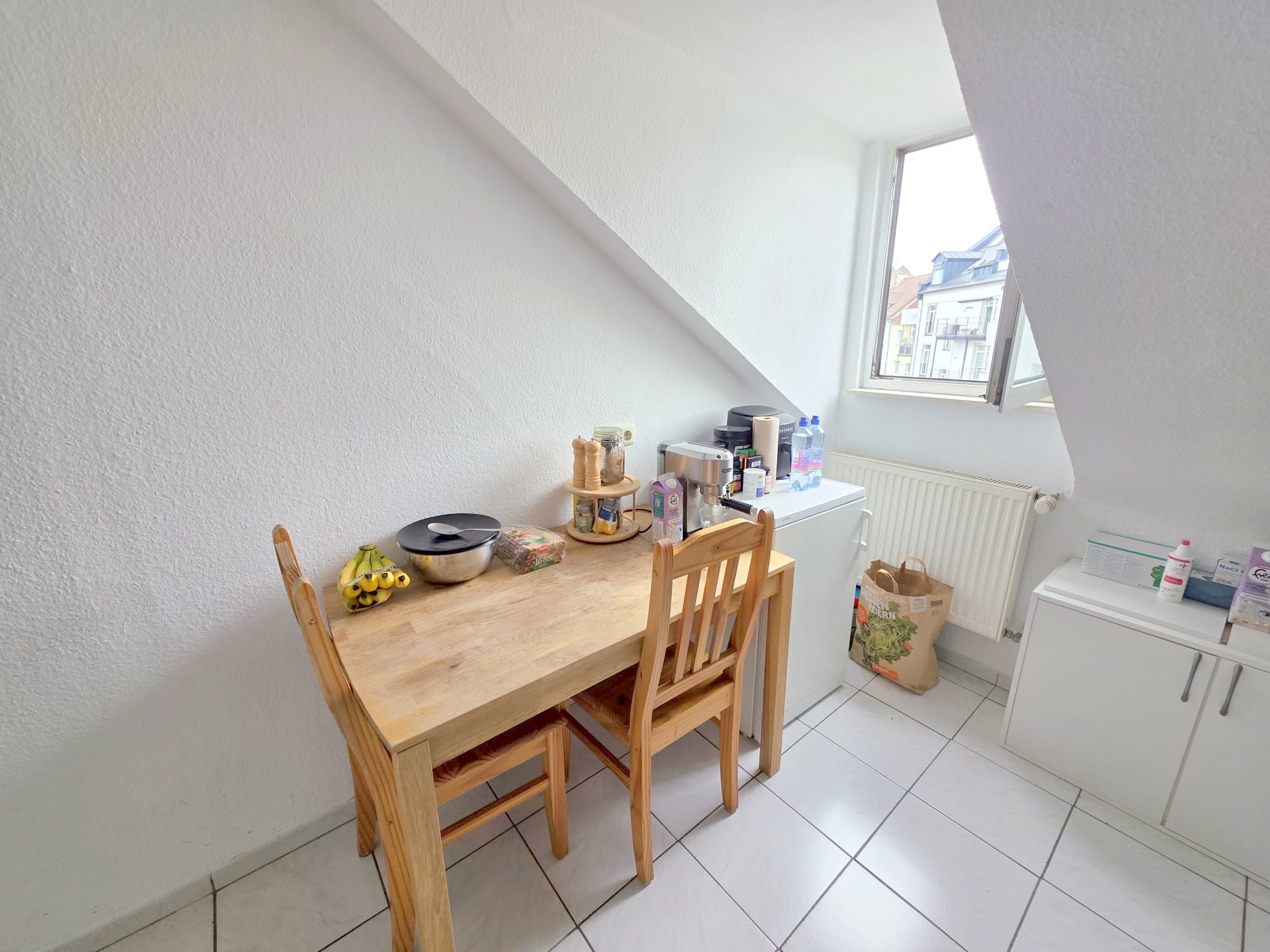 Gemütliche kleine 2-Zimmer Dachgeschoss Wohnung inkl. EBK gg.Abstand – Top Nordendlage bei Berger Straße