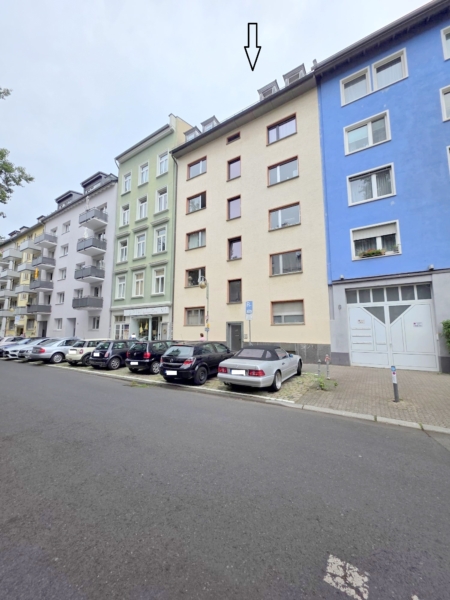Gemütliche kleine 2-Zimmer Dachgeschoss Wohnung inkl. EBK gg.Abstand – Top Nordendlage bei Berger Straße