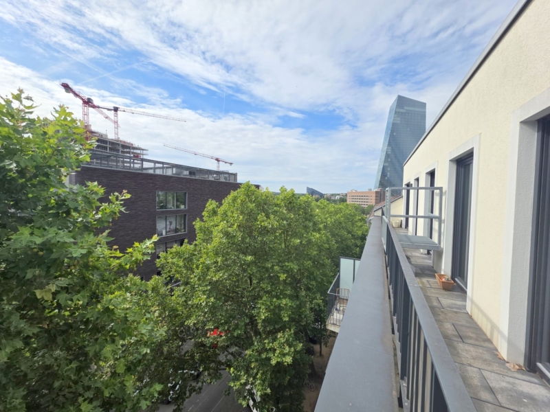 Neubau in 2020! Große 2-Zimmer Penthouse mit 2 Terrassen, Parkett, Einbauküche, Klimaanlage – zentr. Ostend Lage