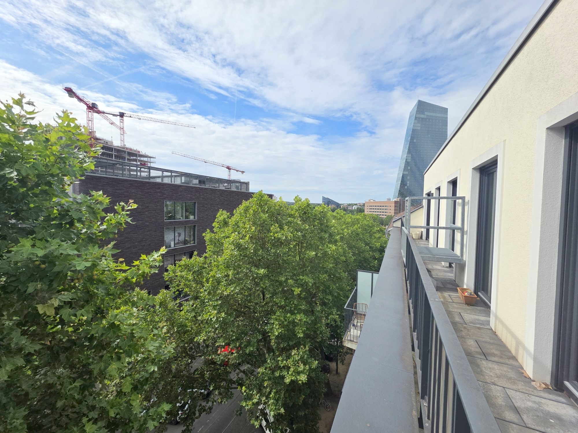 Neubau in 2020! Große 2-Zimmer Penthouse mit 2 Terrassen, Parkett, Einbauküche, Klimaanlage – zentr. Ostend Lage