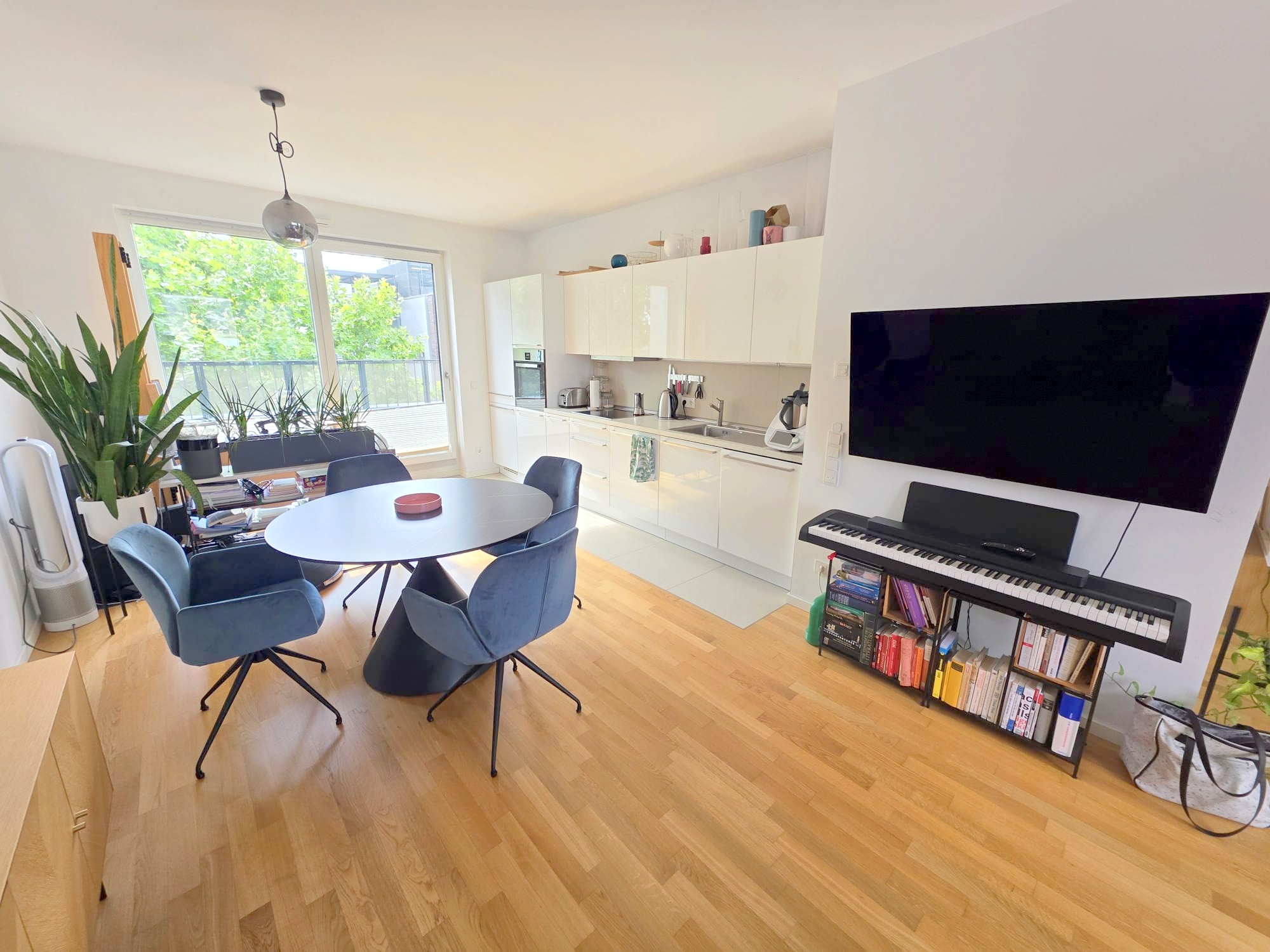 Neubau in 2020! Große 2-Zimmer Penthouse mit 2 Terrassen, Parkett, Einbauküche, Klimaanlage – zentr. Ostend Lage