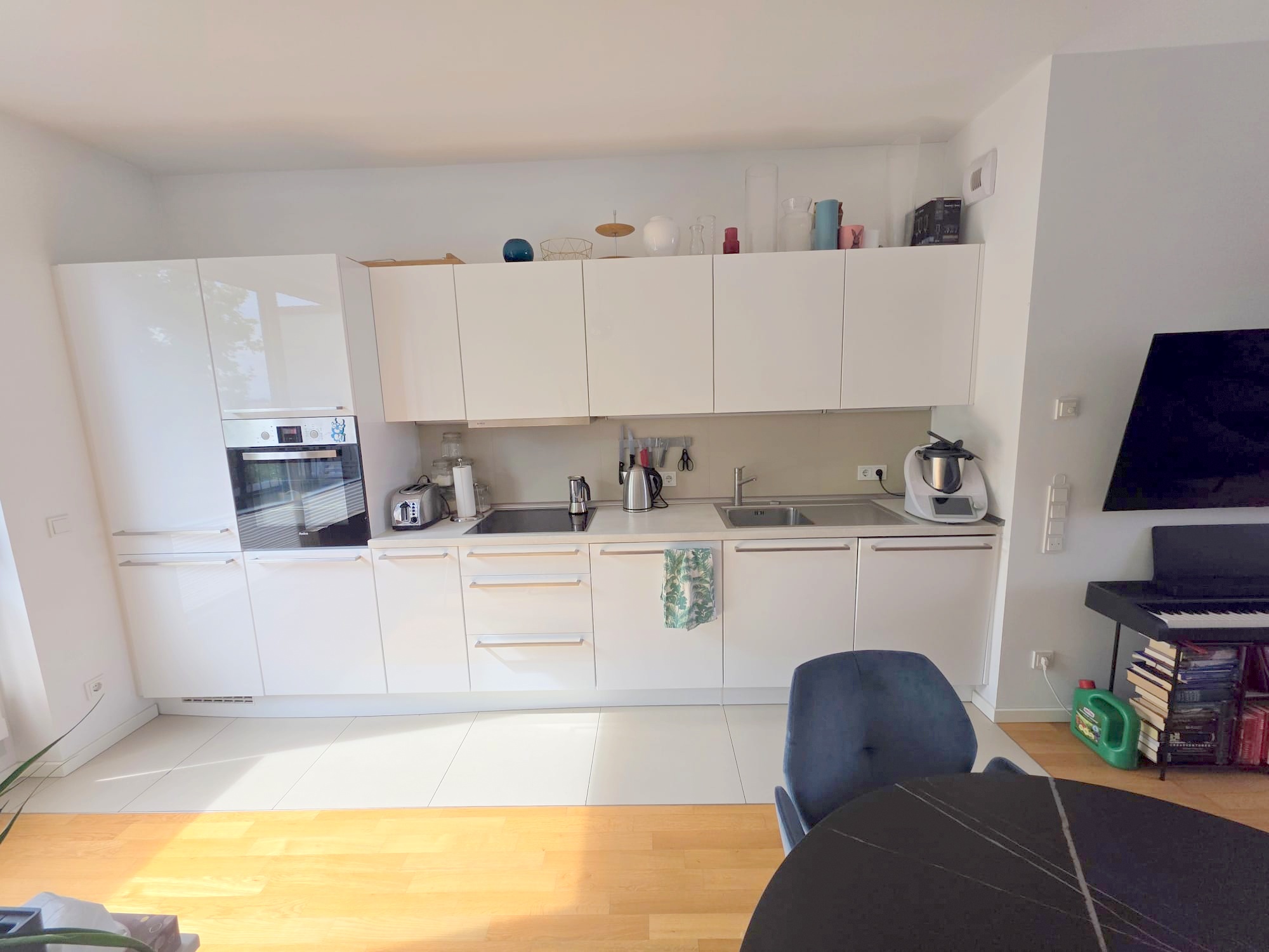 Neubau in 2020! Große 2-Zimmer Penthouse mit 2 Terrassen, Parkett, Einbauküche, Klimaanlage – zentr. Ostend Lage