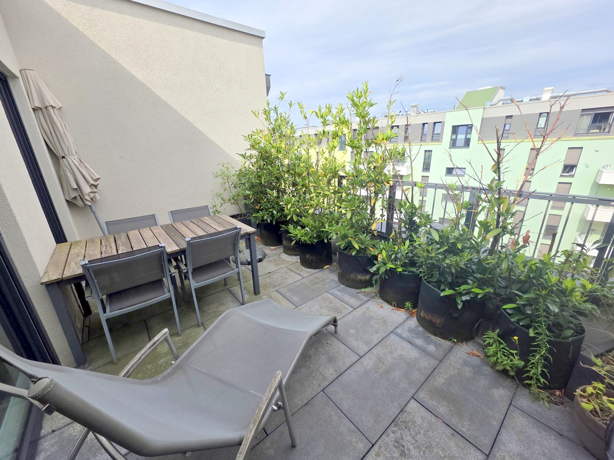 Neubau in 2020! Große 2-Zimmer Penthouse mit 2 Terrassen, Parkett, Einbauküche, Klimaanlage – zentr. Ostend Lage