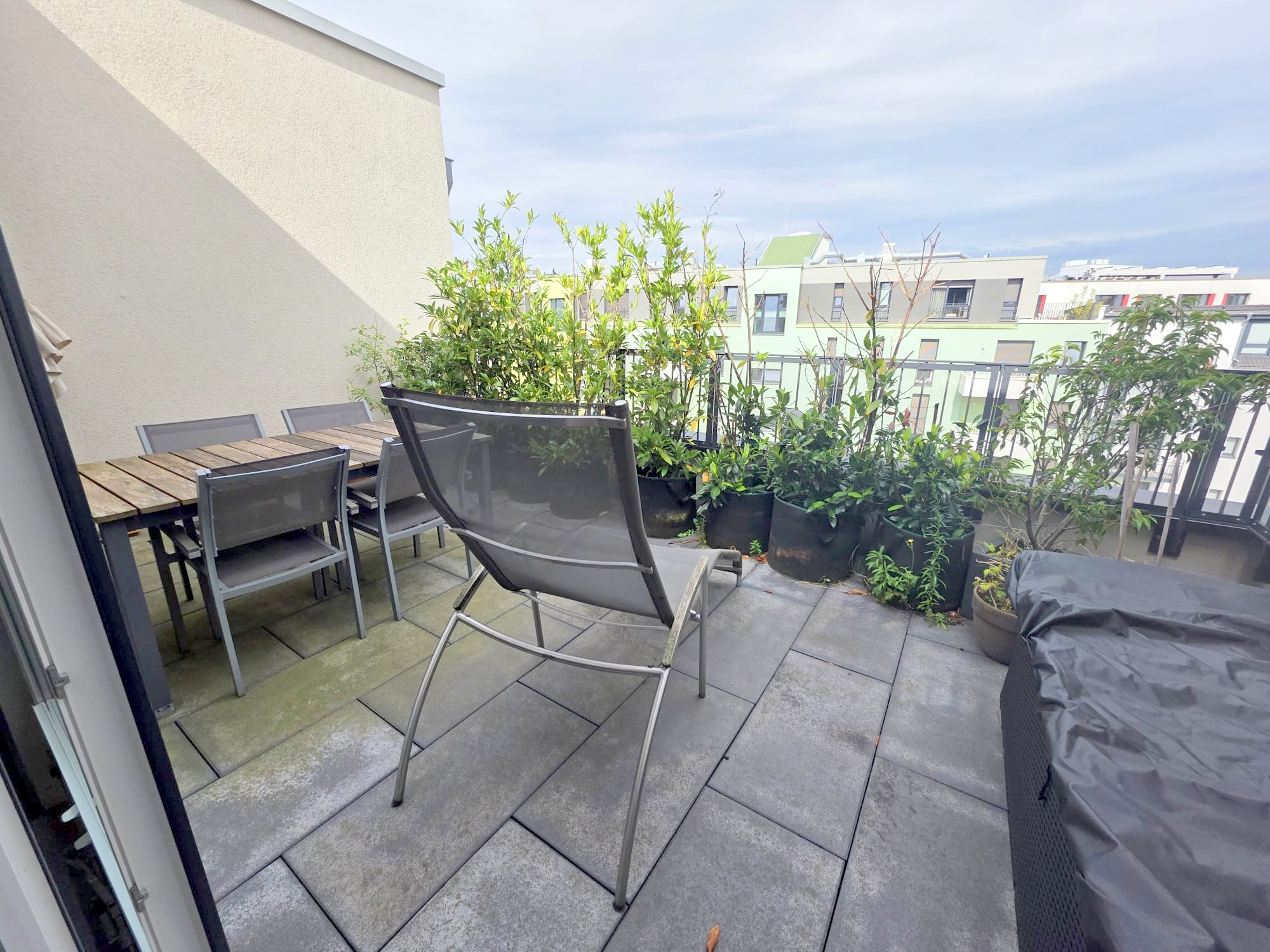 Neubau in 2020! Große 2-Zimmer Penthouse mit 2 Terrassen, Parkett, Einbauküche, Klimaanlage – zentr. Ostend Lage