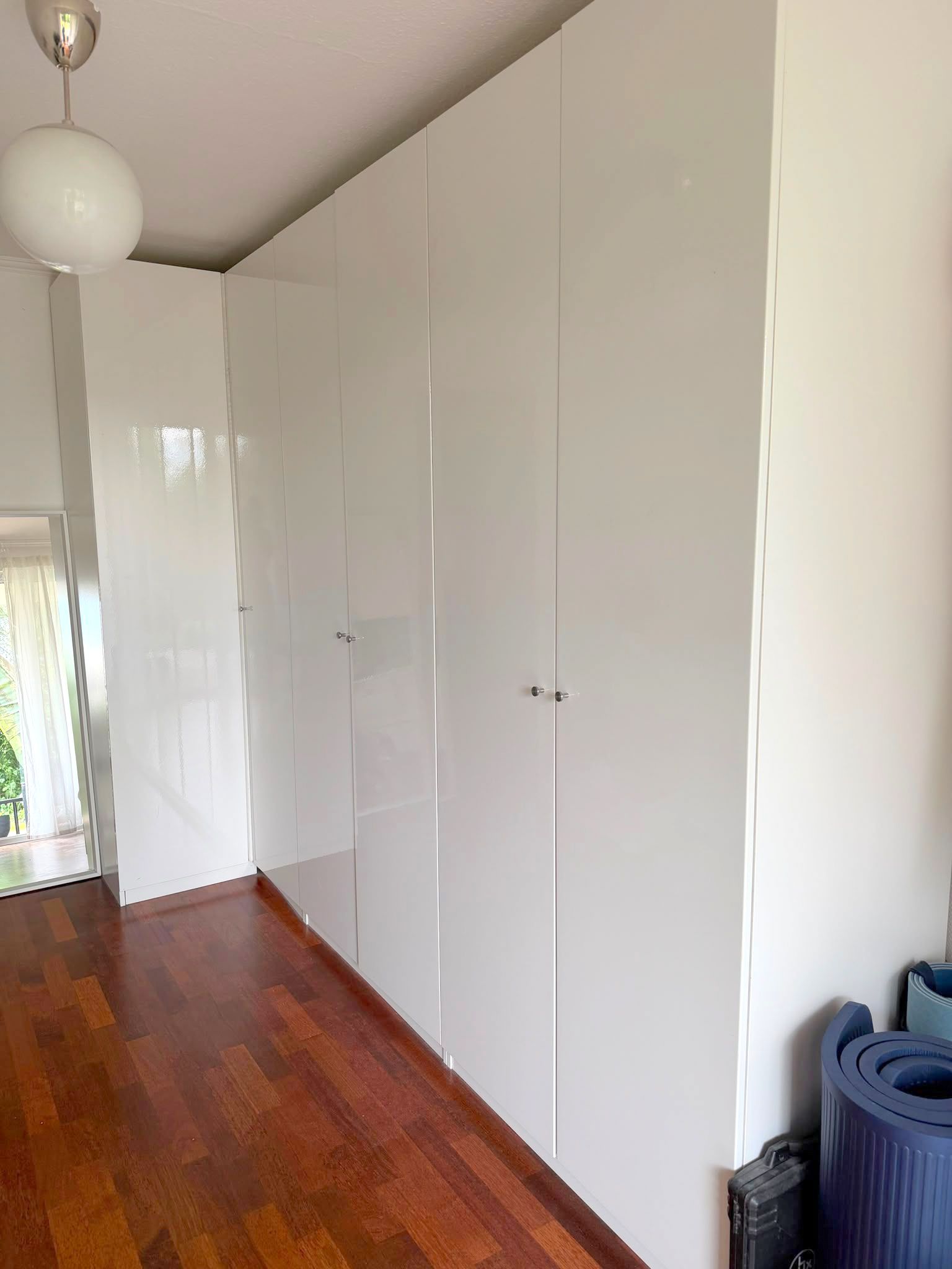 Hochwertige 3-Zimmer Gartenwohnung mit Terrasse + Einbauküche + Tiefgaragenplatz – ruhig in FFM-Oberad