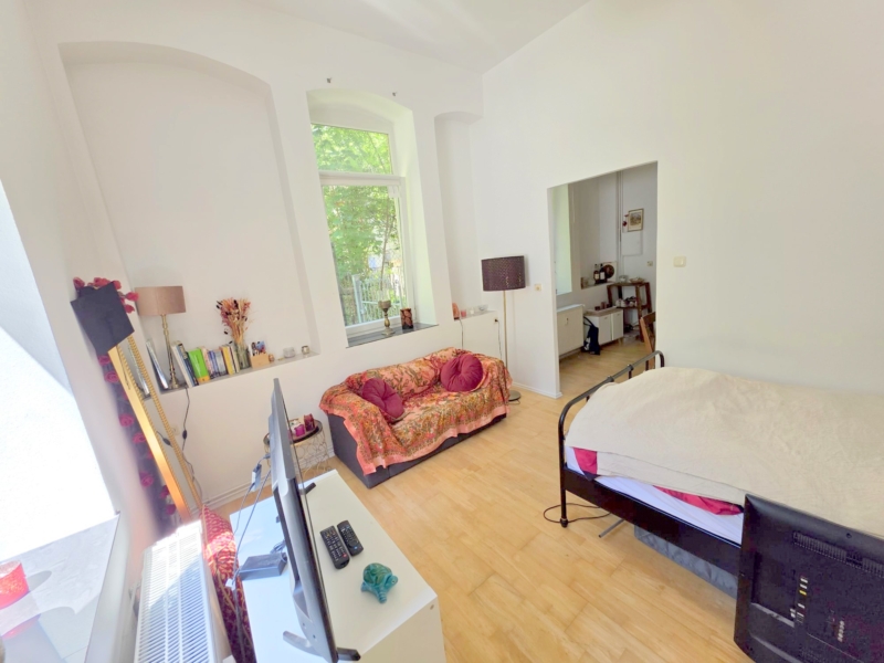 Altbaucharme im Hinterhaus.: Gemütliches 1 Zimmer Apartment mit Parkett + Wohnküche – zentral im Ostend