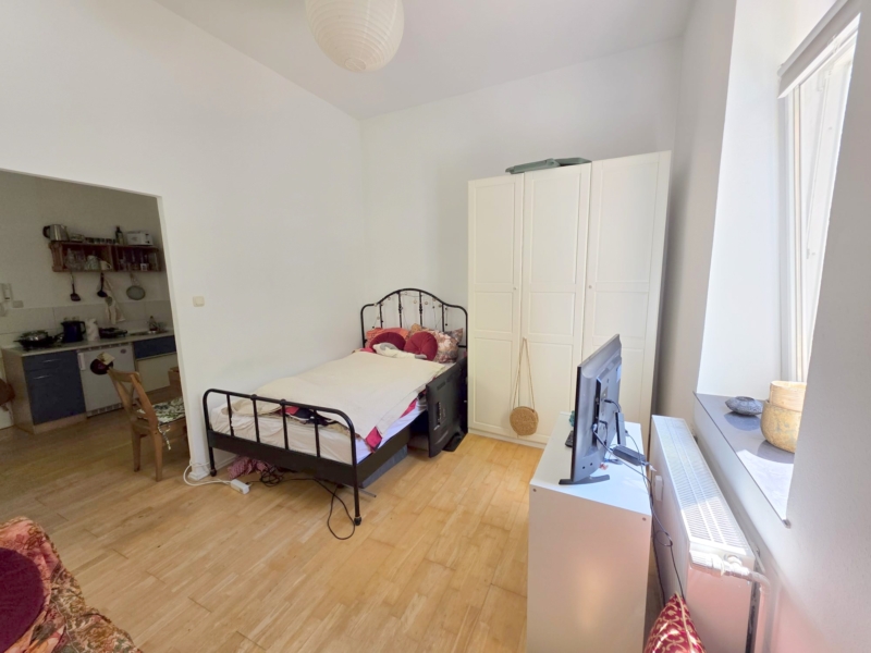 Altbaucharme im Hinterhaus.: Gemütliches 1 Zimmer Apartment mit Parkett + Wohnküche – zentral im Ostend