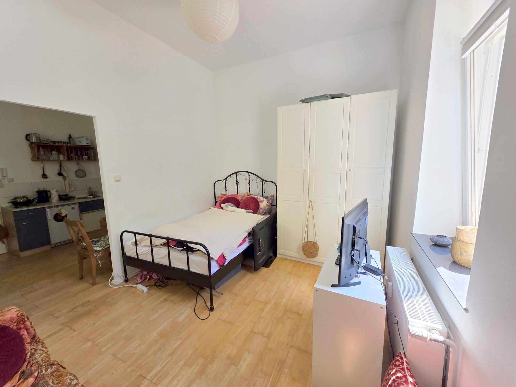 Altbaucharme im Hinterhaus.: Gemütliches 1 Zimmer Apartment mit Parkett + Wohnküche – zentral im Ostend