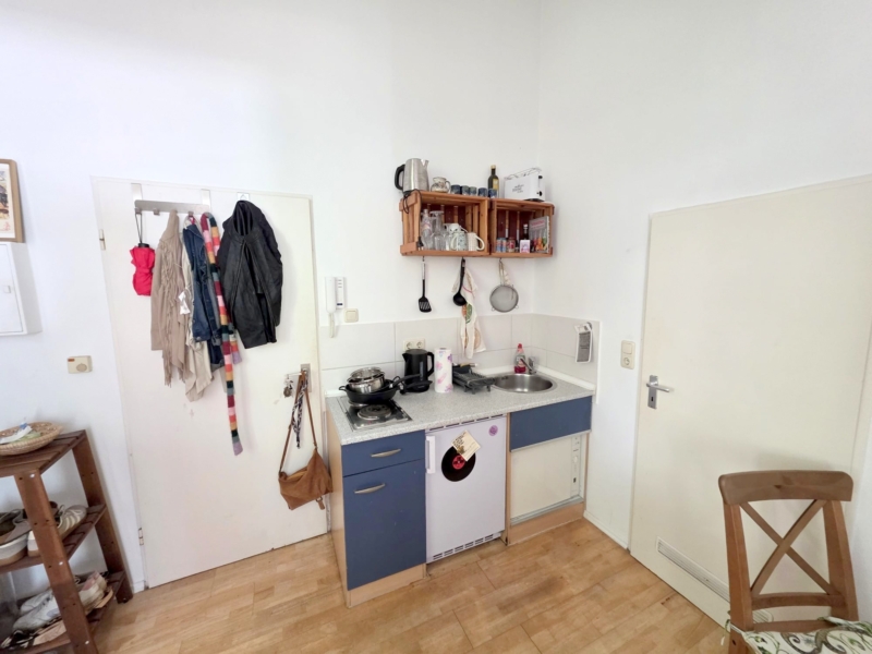 Altbaucharme im Hinterhaus.: Gemütliches 1 Zimmer Apartment mit Parkett + Wohnküche – zentral im Ostend