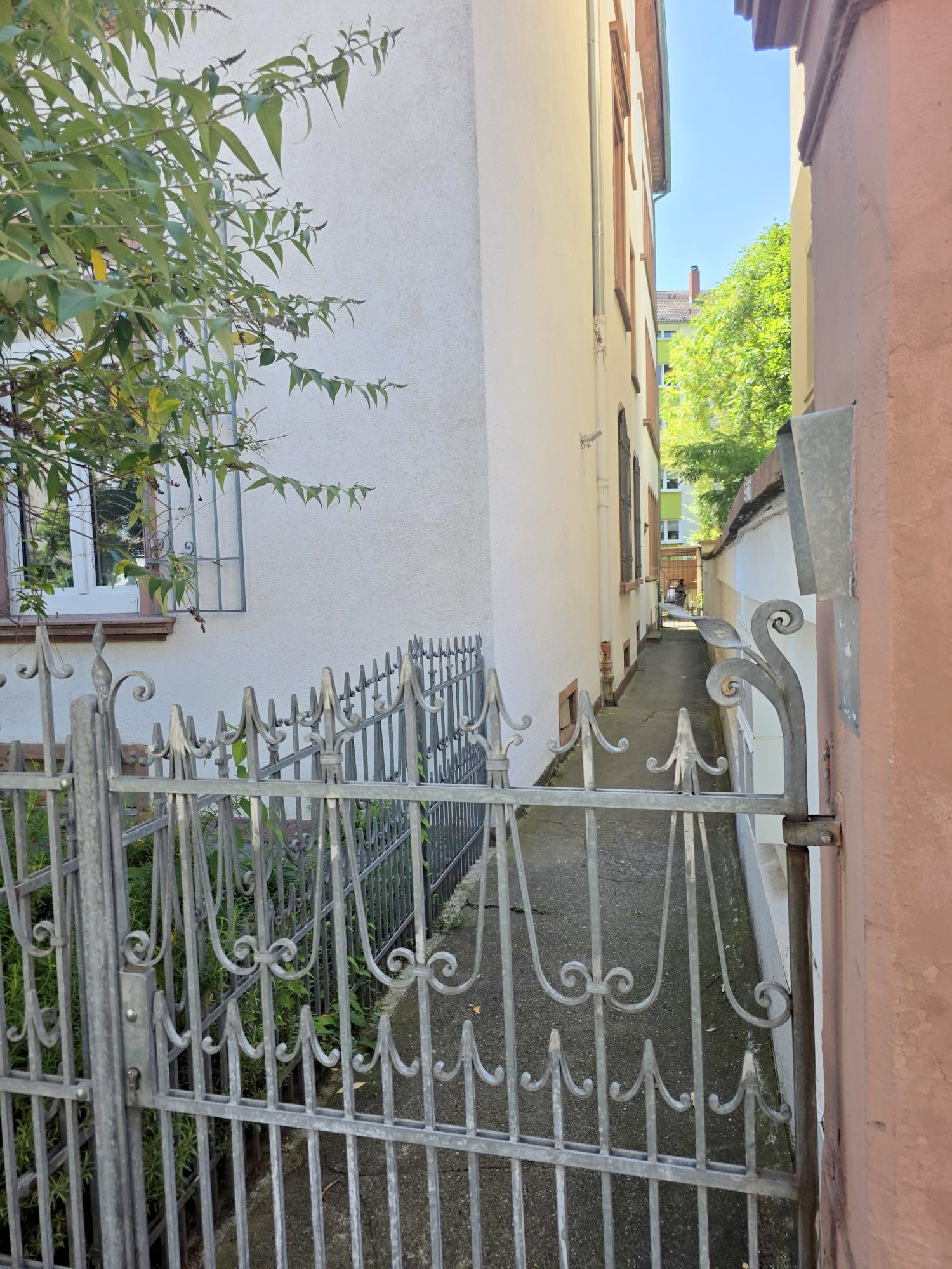 Altbaucharme im Hinterhaus.: Gemütliches 1 Zimmer Apartment mit Parkett + Wohnküche – zentral im Ostend