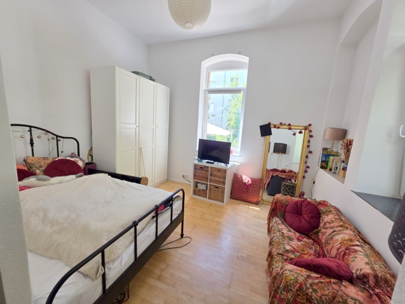Altbaucharme im Hinterhaus.: Gemütliches 1 Zimmer Apartment mit Parkett + Wohnküche – zentral im Ostend