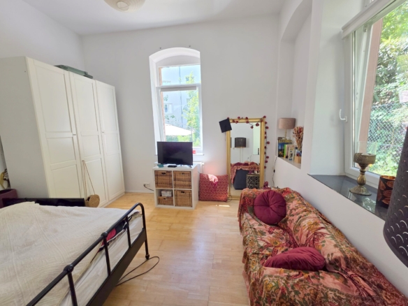 Altbaucharme im Hinterhaus.: Gemütliches 1 Zimmer Apartment mit Parkett + Wohnküche – zentral im Ostend