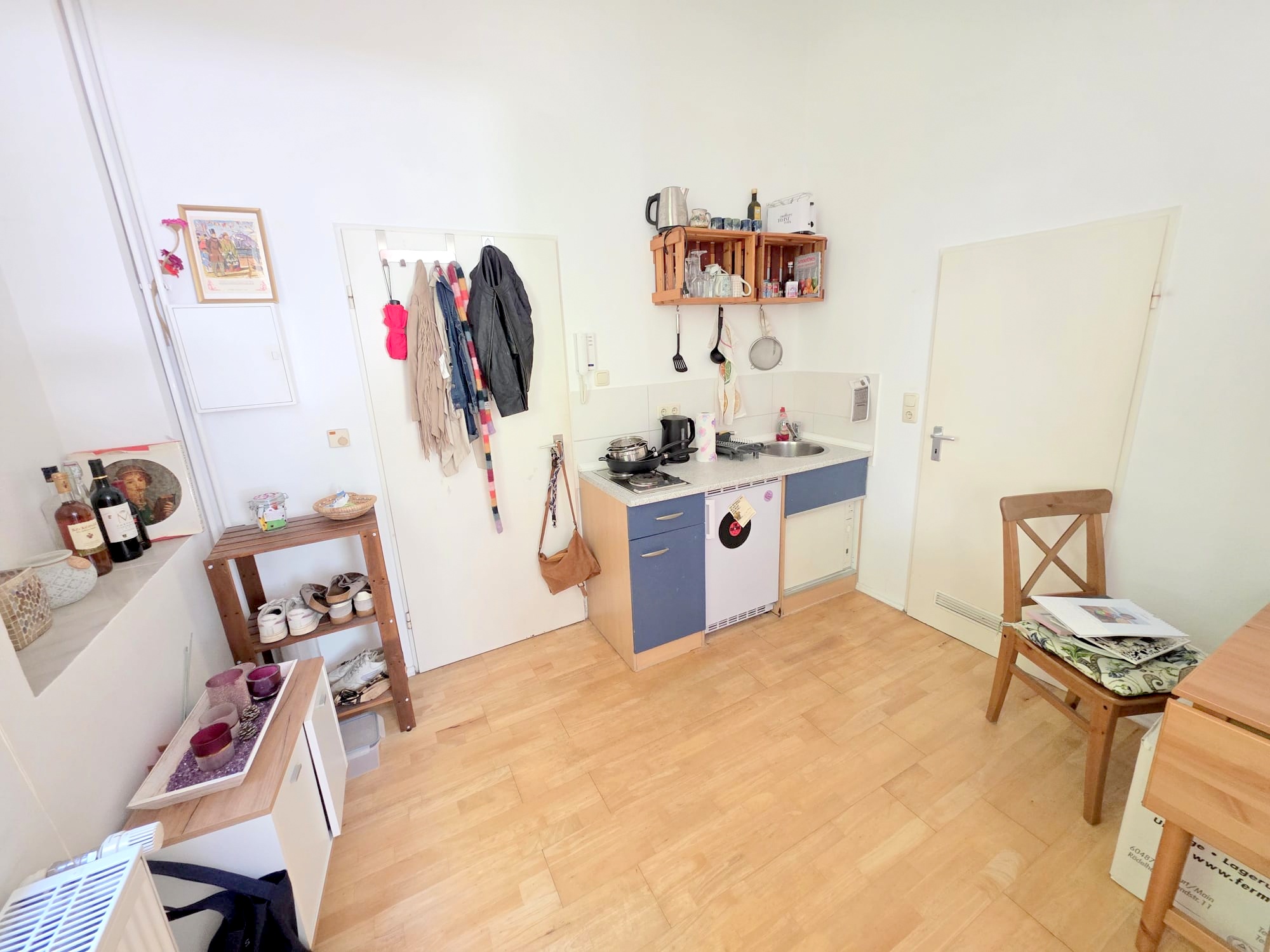 Altbaucharme im Hinterhaus.: Gemütliches 1 Zimmer Apartment mit Parkett + Wohnküche – zentral im Ostend