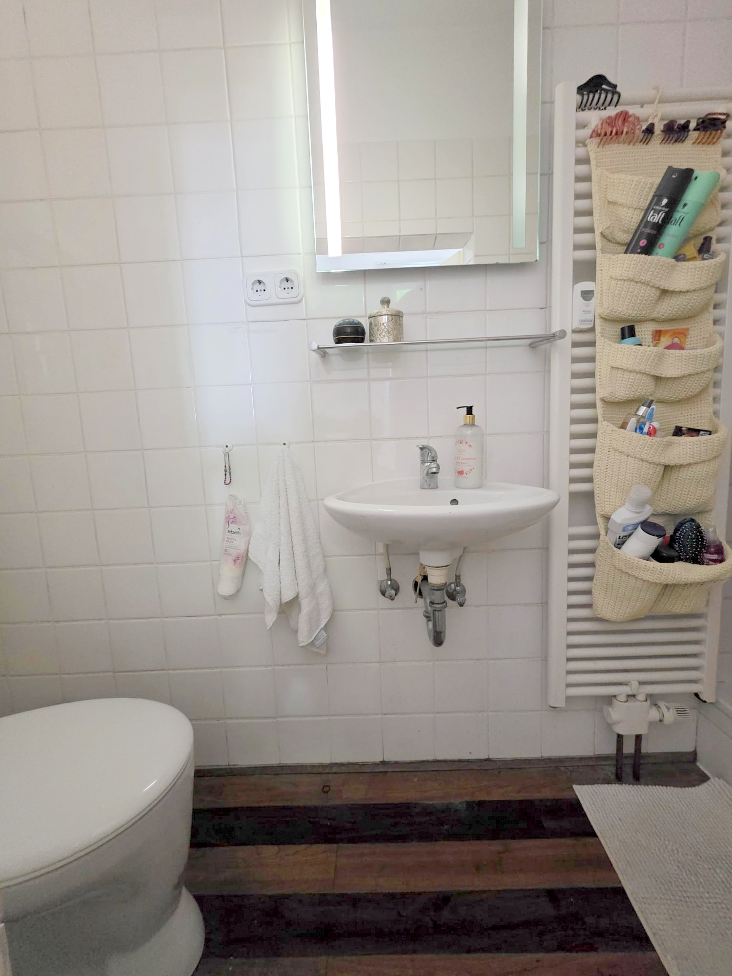 Altbaucharme im Hinterhaus.: Gemütliches 1 Zimmer Apartment mit Parkett + Wohnküche – zentral im Ostend