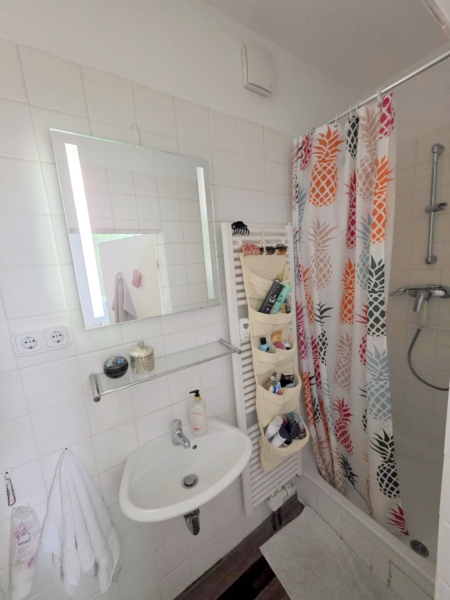 Altbaucharme im Hinterhaus.: Gemütliches 1 Zimmer Apartment mit Parkett + Wohnküche – zentral im Ostend