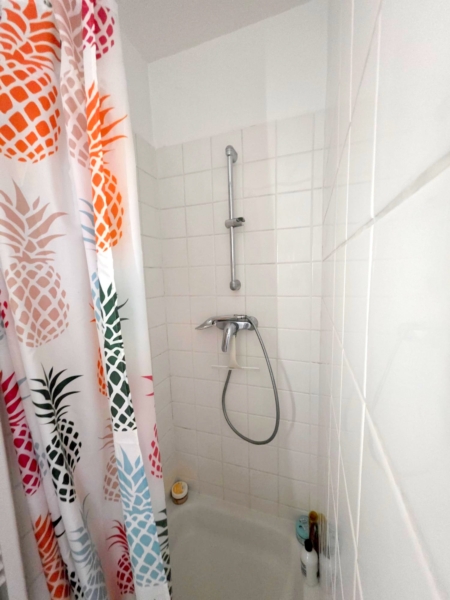 Altbaucharme im Hinterhaus.: Gemütliches 1 Zimmer Apartment mit Parkett + Wohnküche – zentral im Ostend