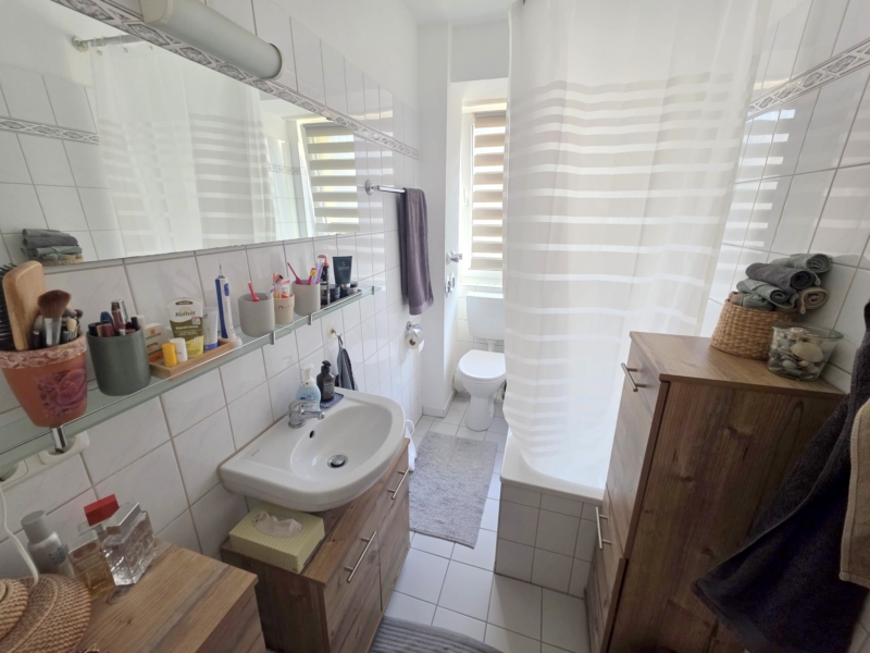 Top Westendlage! Gemütliche 2,5 Zimmerwohnung mit Balkon + Einbauküche + Tageslicht-Wannenbad