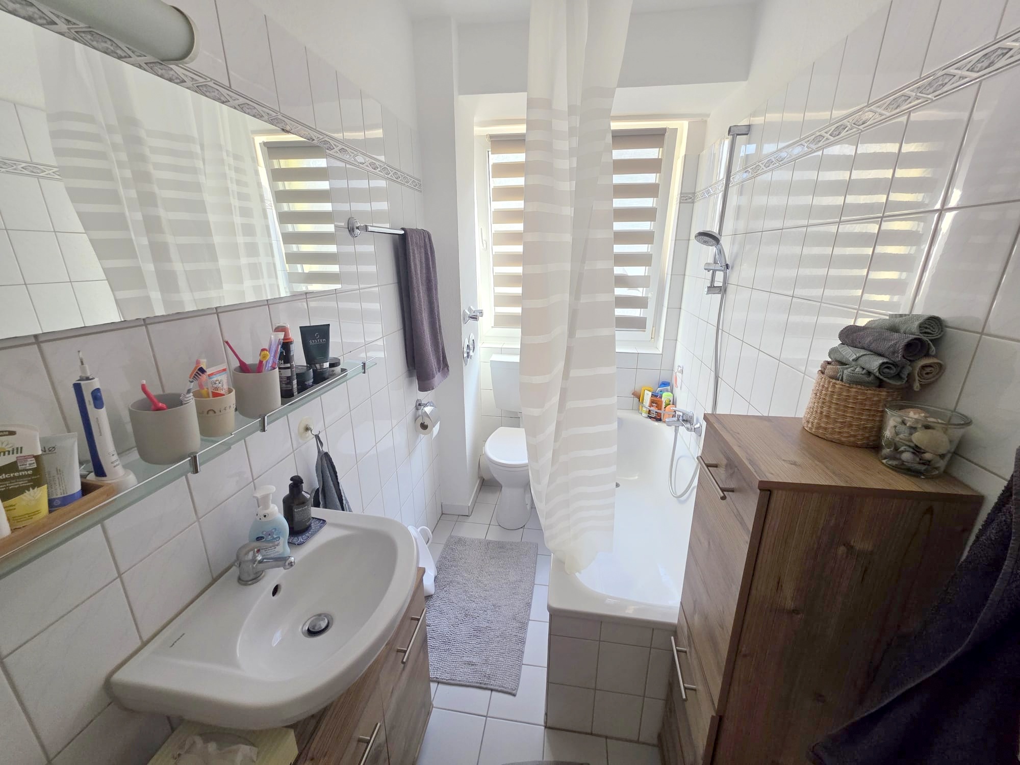 Top Westendlage! Gemütliche 2,5 Zimmerwohnung mit Balkon + Einbauküche + Tageslicht-Wannenbad