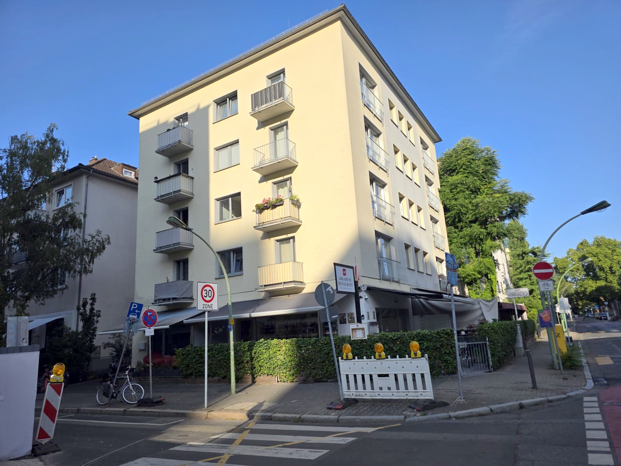 Top Westendlage! Gemütliche 2,5 Zimmerwohnung mit Balkon + Einbauküche + Tageslicht-Wannenbad