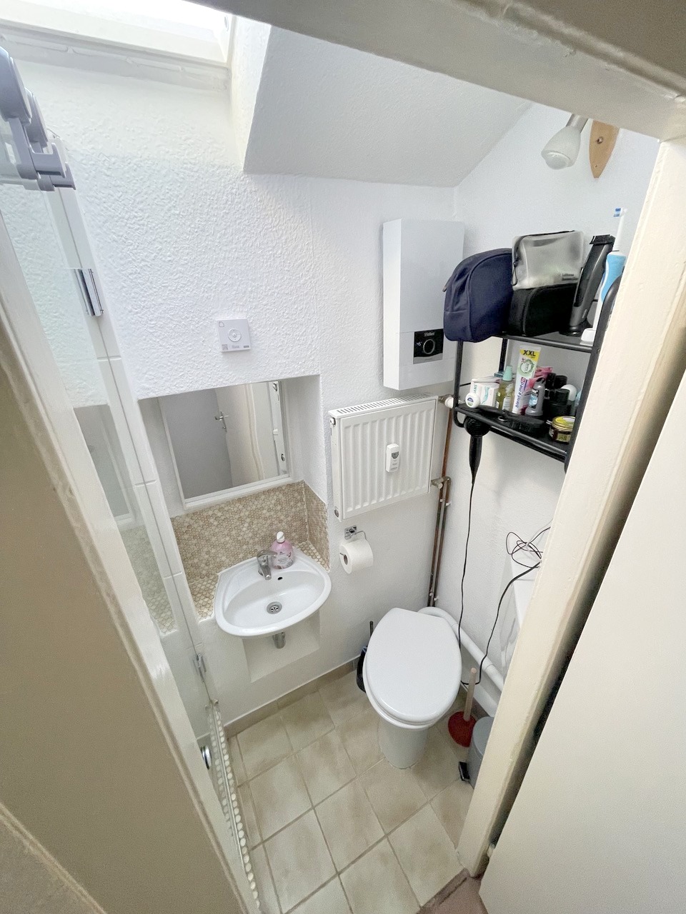 Altbaucharme pur.: Gemütliches 1 Zimmer Apartment im DG + Wohnküche – zentral im Ostend