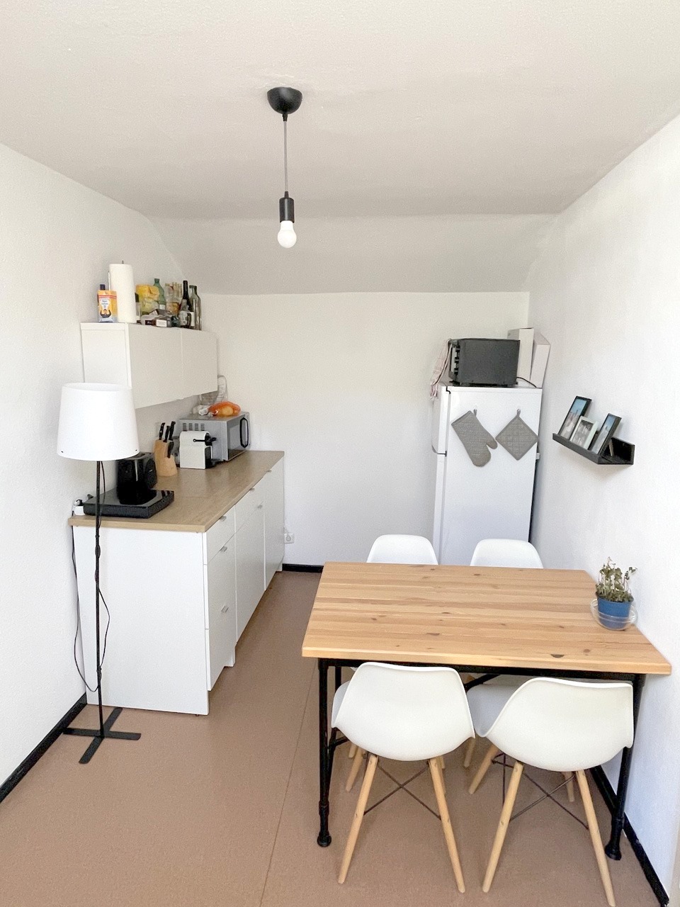 Altbaucharme pur.: Gemütliches 1 Zimmer Apartment im DG + Wohnküche – zentral im Ostend