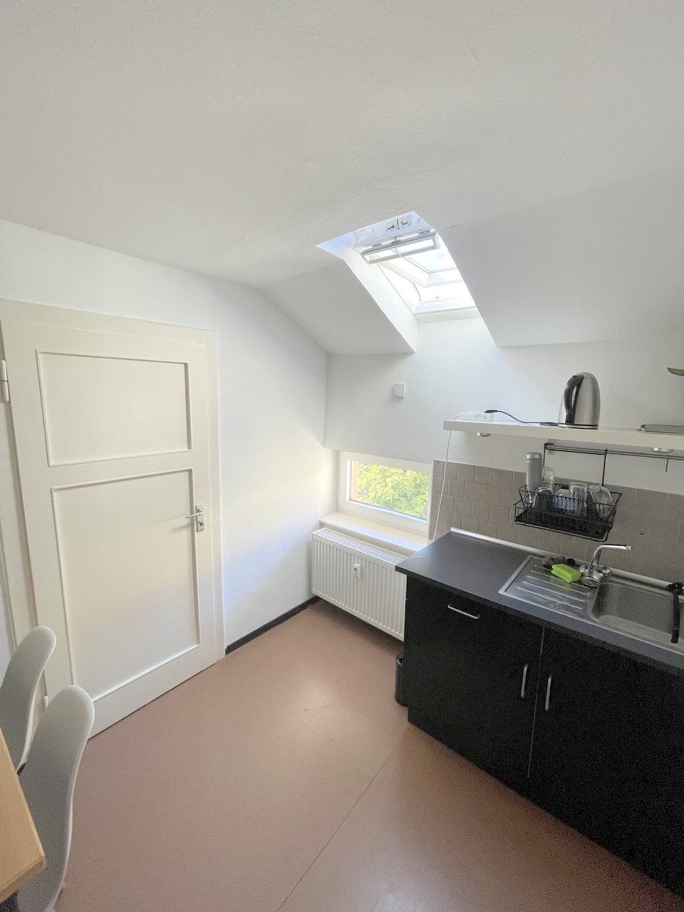 Altbaucharme pur.: Gemütliches 1 Zimmer Apartment im DG + Wohnküche – zentral im Ostend