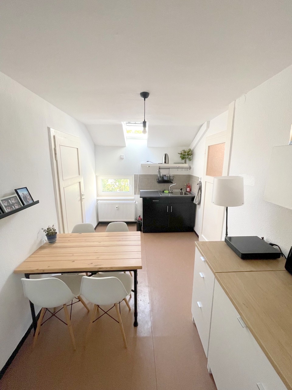 Altbaucharme pur.: Gemütliches 1 Zimmer Apartment im DG + Wohnküche – zentral im Ostend
