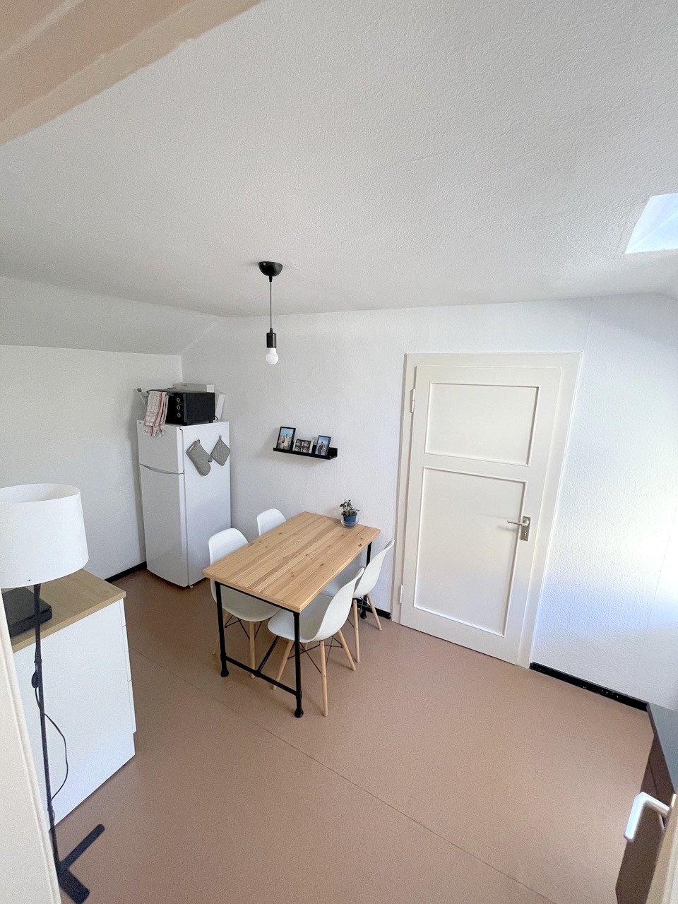 Altbaucharme pur.: Gemütliches 1 Zimmer Apartment im DG + Wohnküche – zentral im Ostend