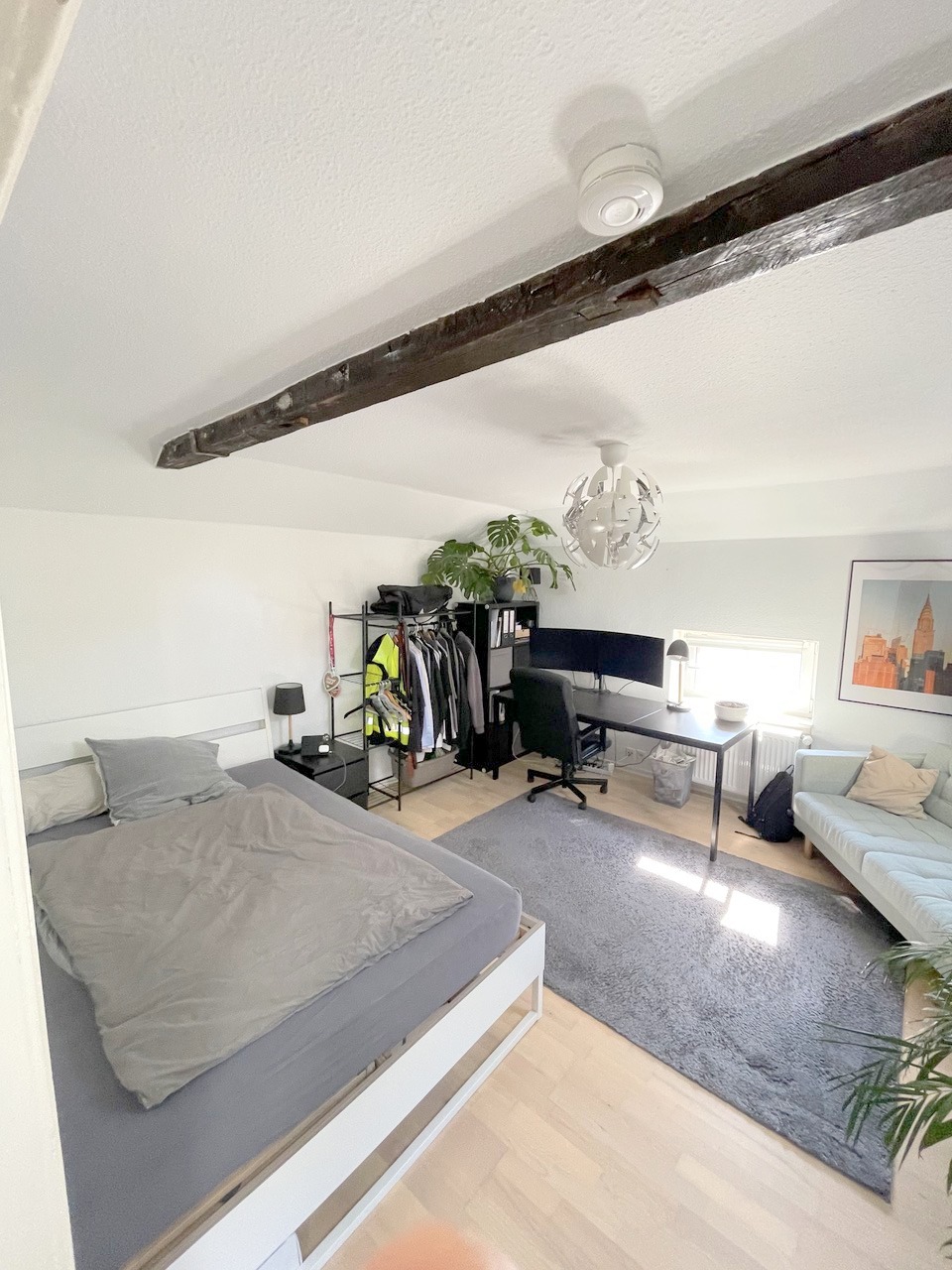 Altbaucharme pur.: Gemütliches 1 Zimmer Apartment im DG + Wohnküche – zentral im Ostend