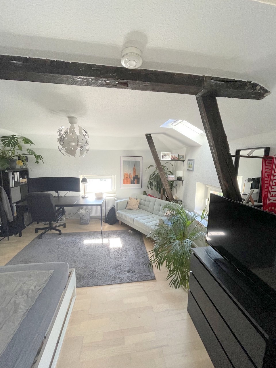 Altbaucharme pur.: Gemütliches 1 Zimmer Apartment im DG + Wohnküche – zentral im Ostend
