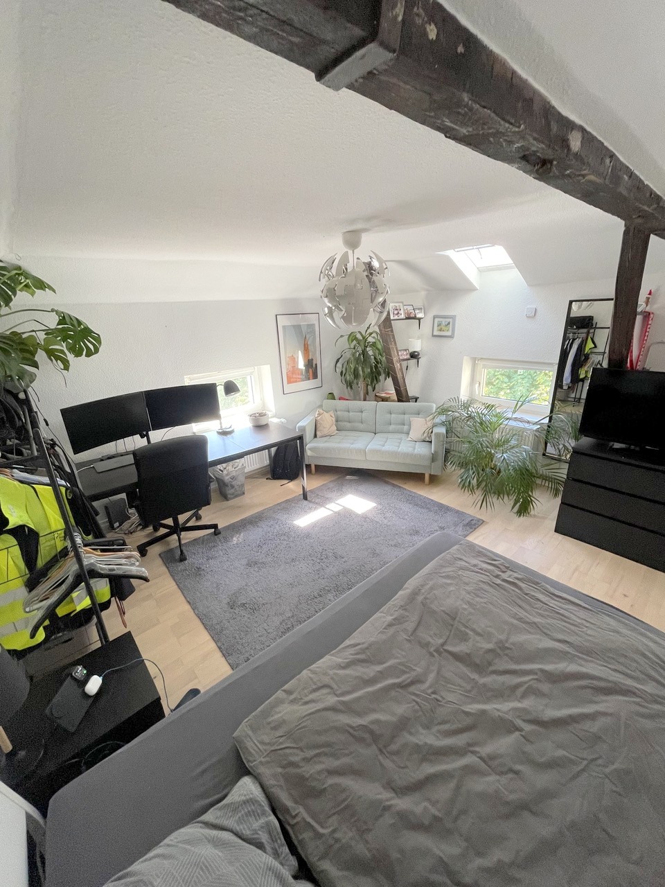 Altbaucharme pur.: Gemütliches 1 Zimmer Apartment im DG + Wohnküche – zentral im Ostend