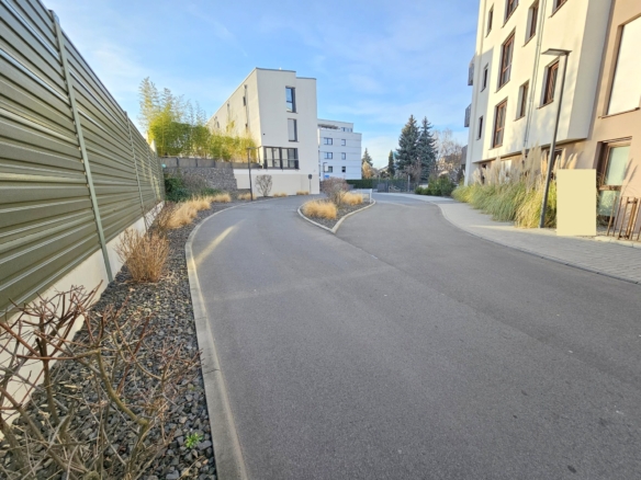 Privatstraße Sachsenhausen: Attraktive 3-Zimmer-Wohnung mit großem Balkon + Einbauküche + TG-Platz