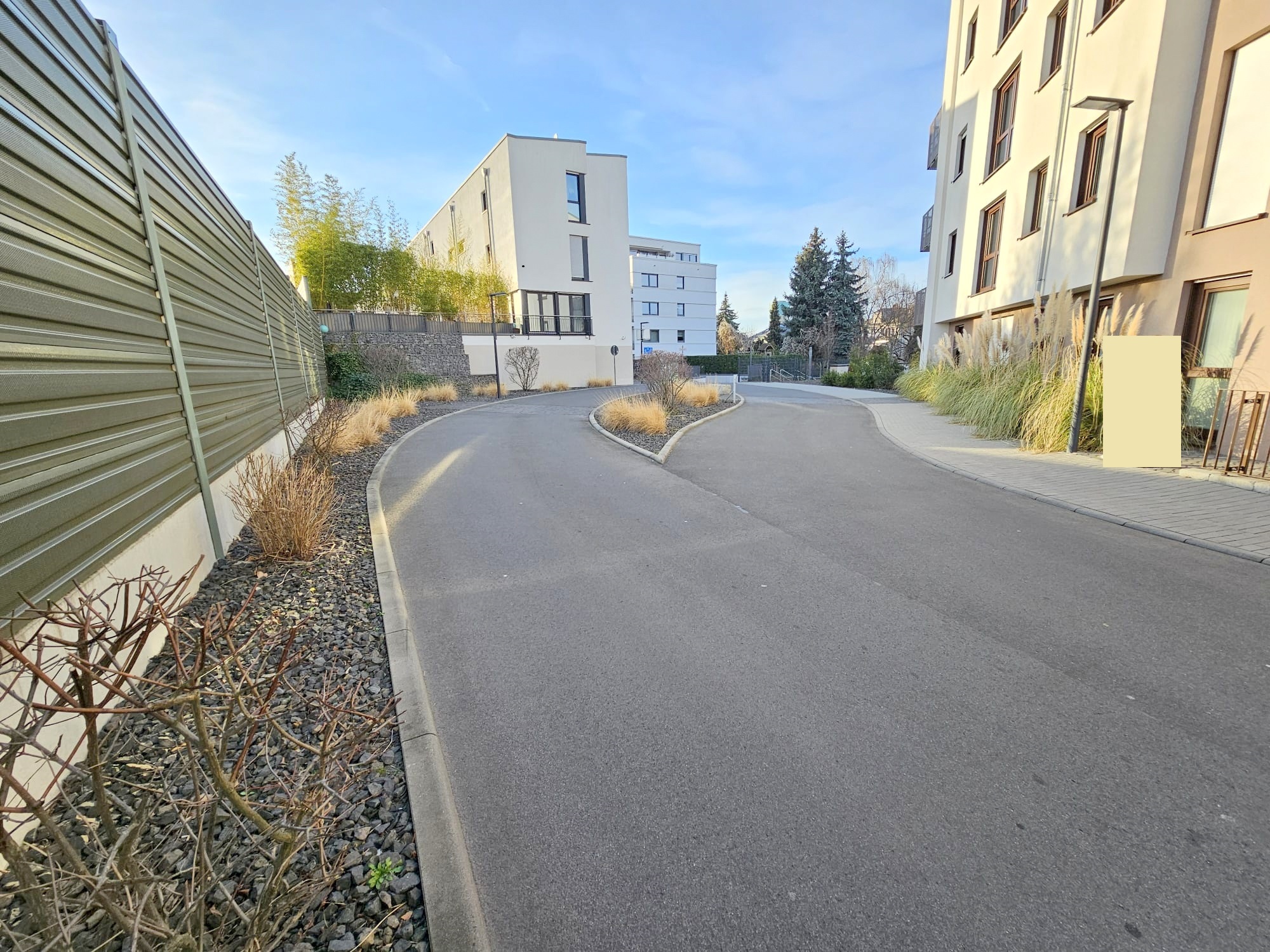 Einfahrt Privatstraße Privatstraße Sachsenhausen: Attraktive 3-Zimmer-Wohnung mit großem Balkon + Einbauküche + TG-Platz