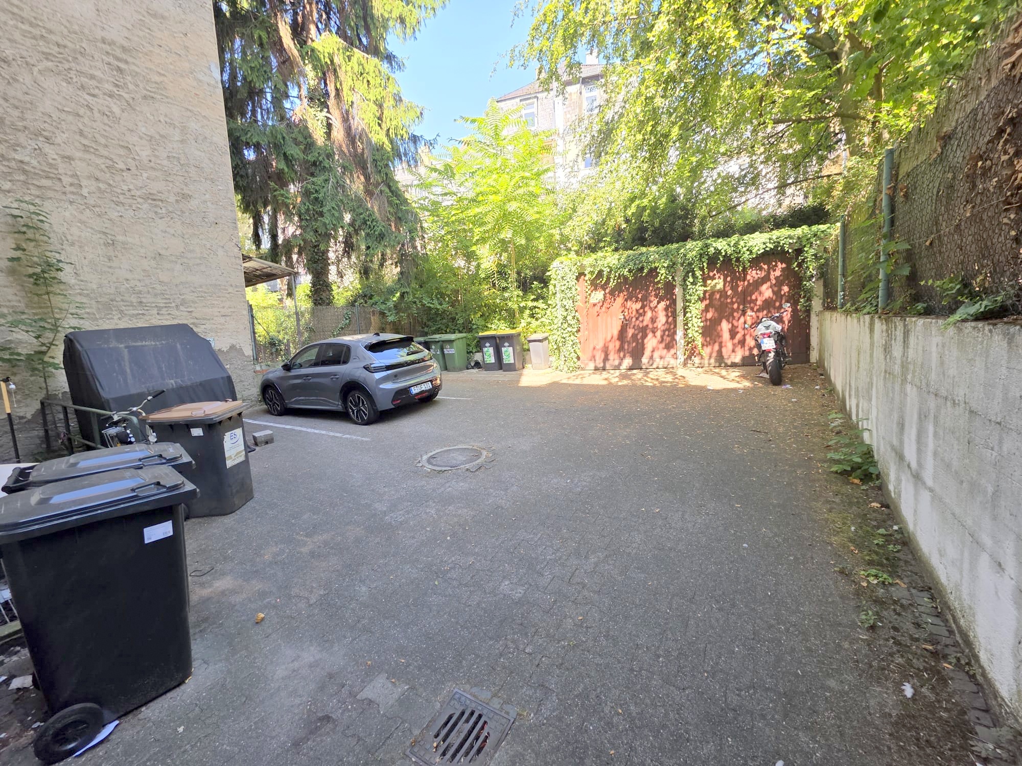 Großzügige sonnige 2 Zimmerwohnung mit Südbalkon + Einbauküche + PKW Platz möglich – nahe Berger Straße – Bornheim Mitte