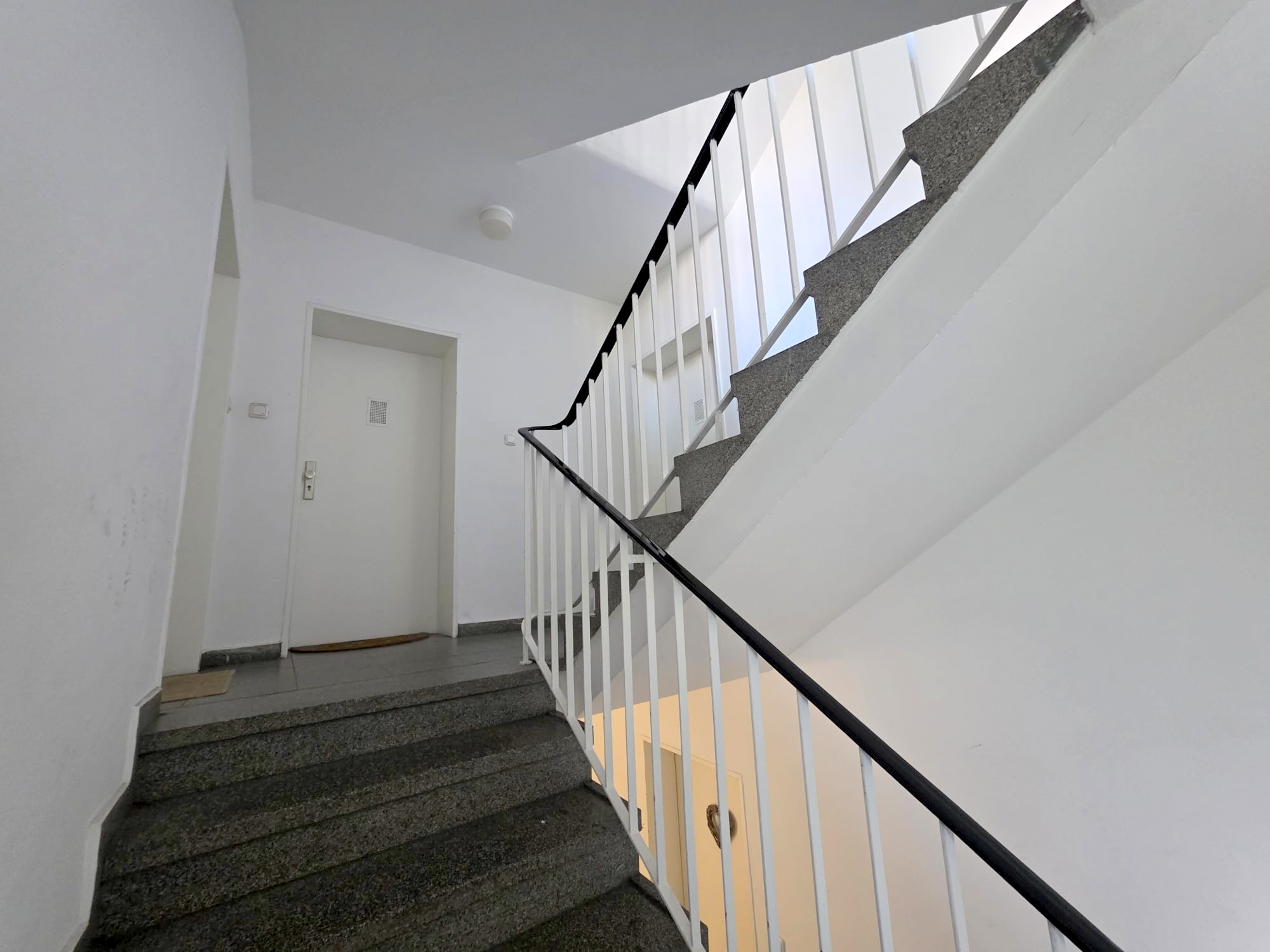 Großzügige sonnige 2 Zimmerwohnung mit Südbalkon + Einbauküche + PKW Platz möglich – nahe Berger Straße – Bornheim Mitte