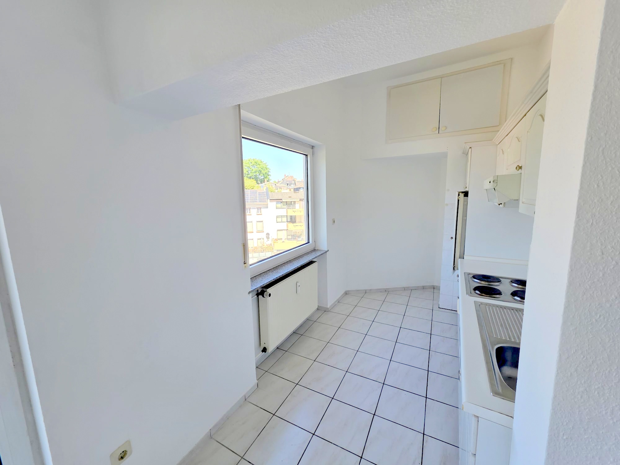Großzügige 1- Zimmerwohnung mit Balkon + Einbauküche for free – Top Nordendlage Oederweg