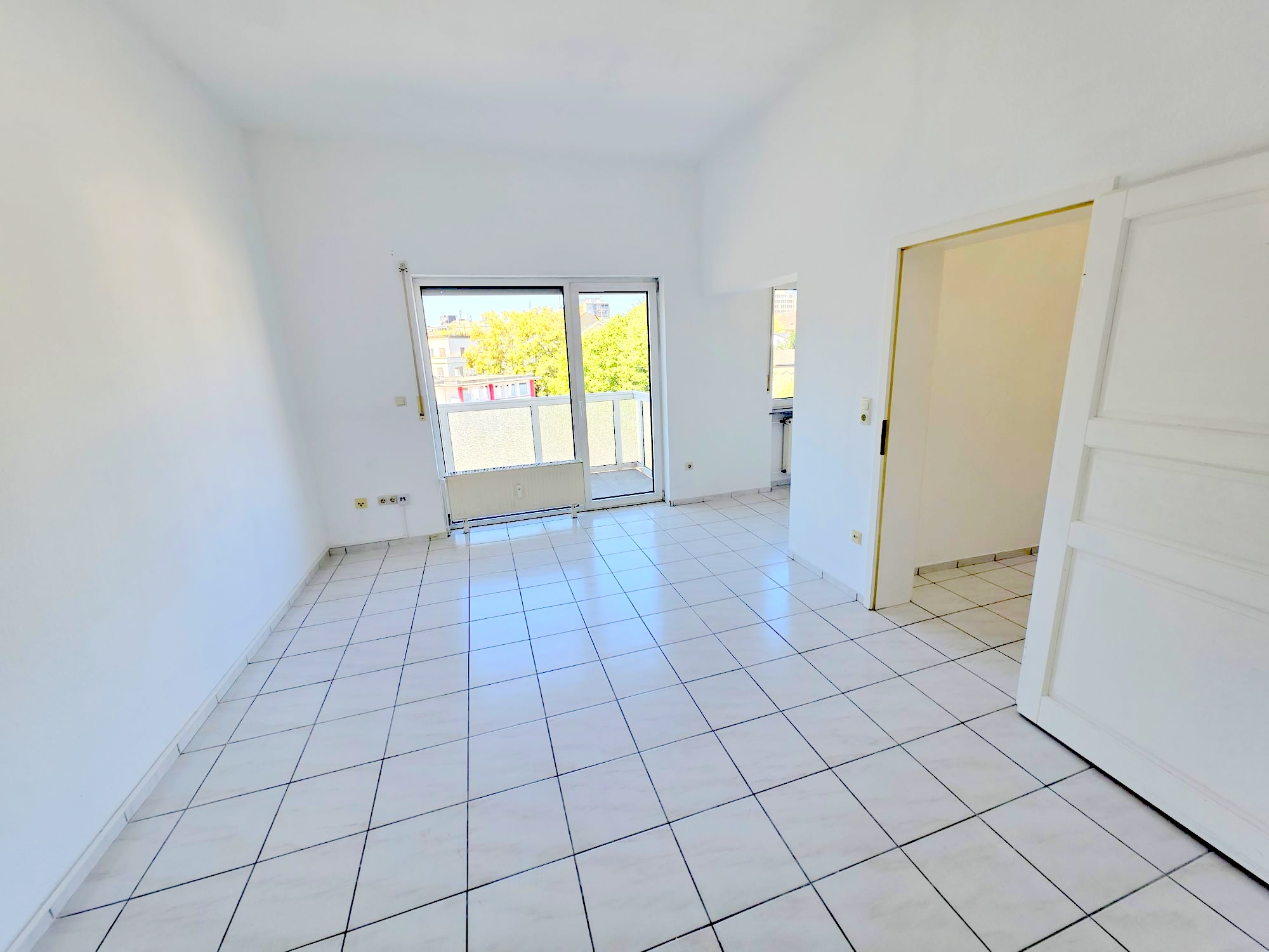 Großzügige 1- Zimmerwohnung mit Balkon + Einbauküche for free – Top Nordendlage Oederweg