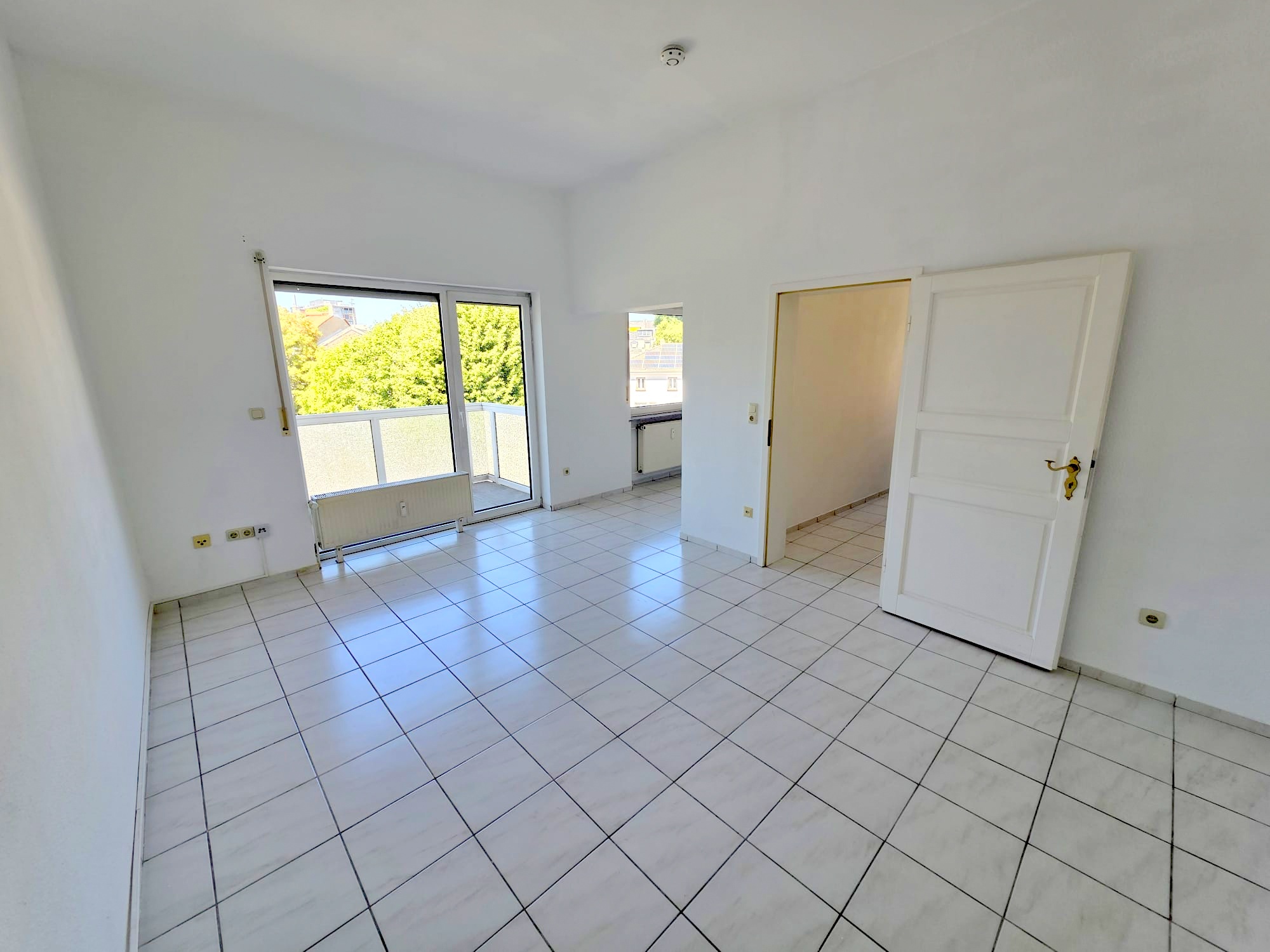 Großzügige 1- Zimmerwohnung mit Balkon + Einbauküche for free – Top Nordendlage Oederweg