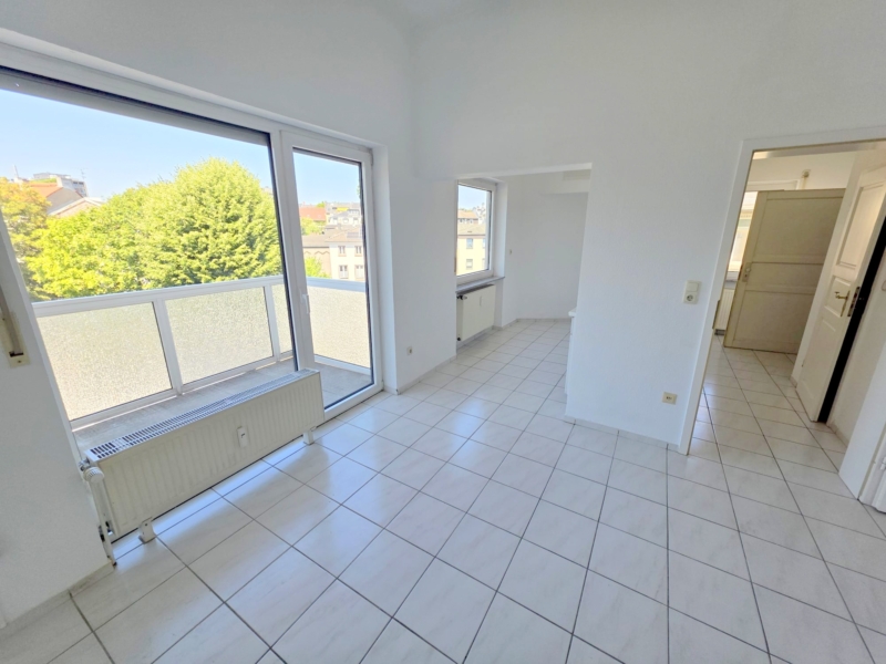 Großzügige 1- Zimmerwohnung mit Balkon + Einbauküche for free – Top Nordendlage Oederweg