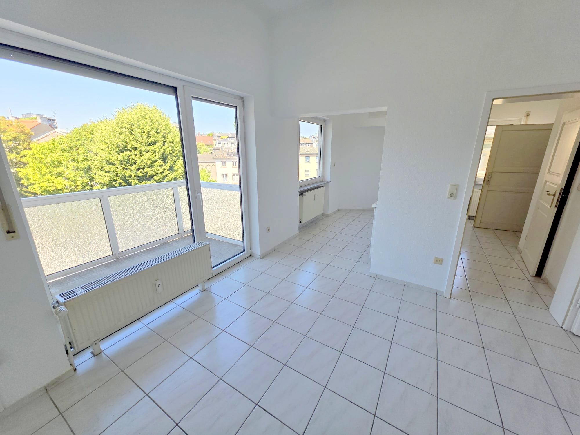Großzügige 1- Zimmerwohnung mit Balkon + Einbauküche for free – Top Nordendlage Oederweg