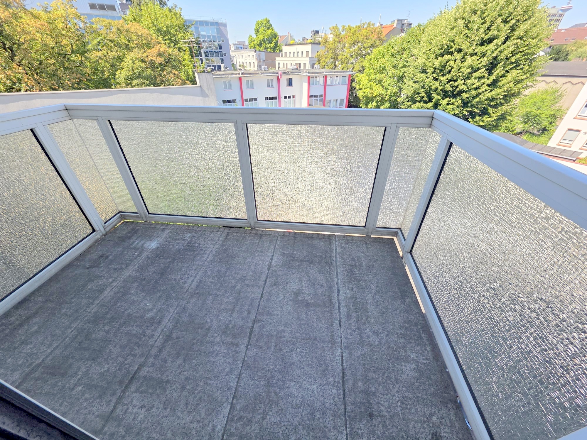 Großzügige 1- Zimmerwohnung mit Balkon + Einbauküche for free – Top Nordendlage Oederweg
