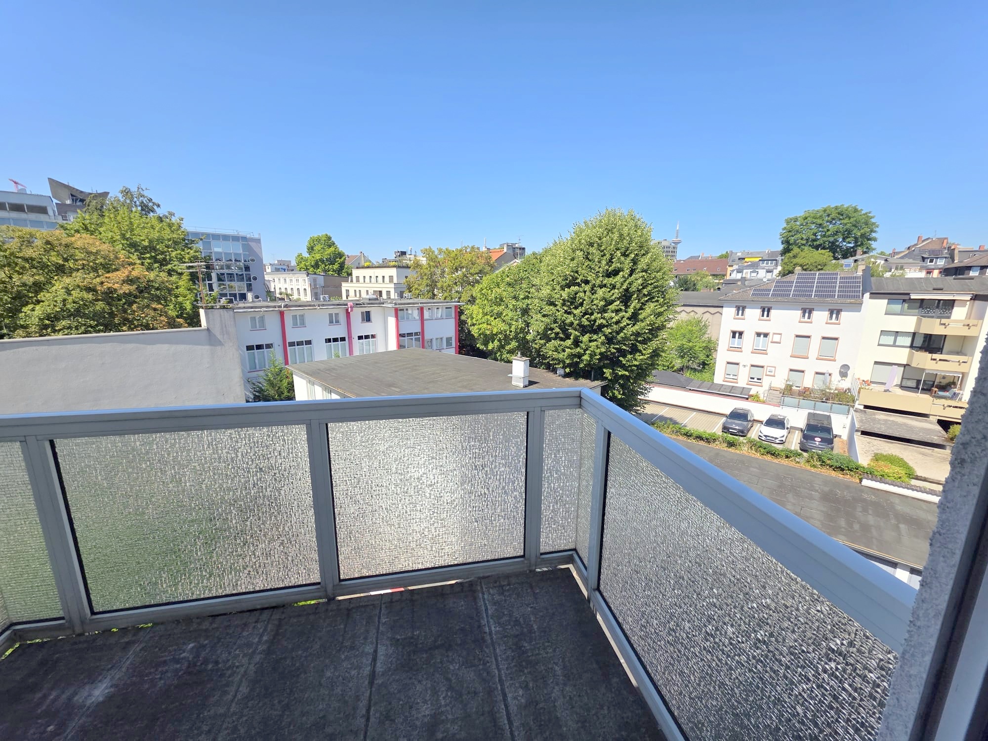 Großzügige 1- Zimmerwohnung mit Balkon + Einbauküche for free – Top Nordendlage Oederweg