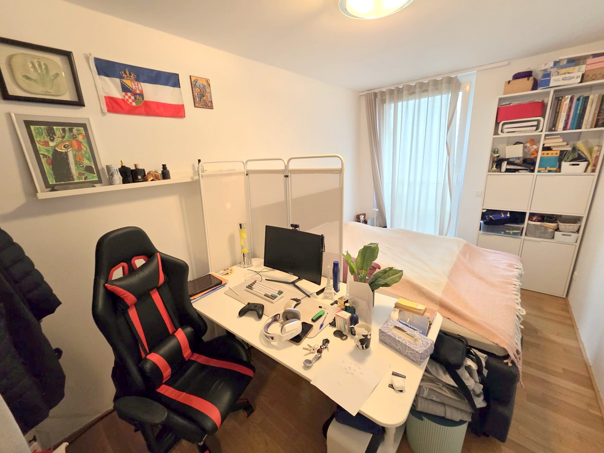 Privatstraße Sachsenhausen: Attraktive 3-Zimmer-Wohnung mit großem Balkon + Einbauküche + TG-Platz